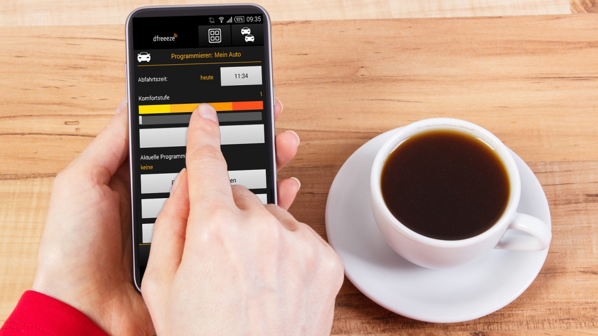 Mit dfreeeze lässt sich die Abfahrtszeit im Voraus programmieren - freie Scheiben und ein warmes Auto warten genau dann auf Sie, wenn es Zeit ist, loszufahren.